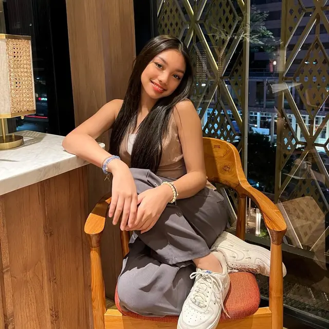 6 Potret Terbaru Naura Ayu, Disebut Miliki Vibes Member NewJeans