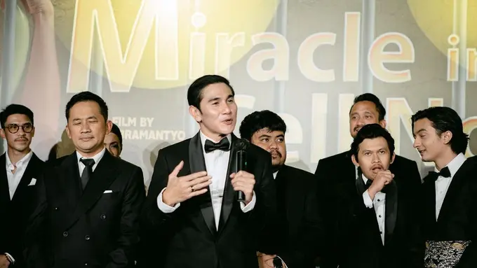 Hanung Bramantyo, Vino G. Bastian, dan para bintang Miracle In Cell No. 7. (Foto: Dok. Instagram @vinogbastian__)