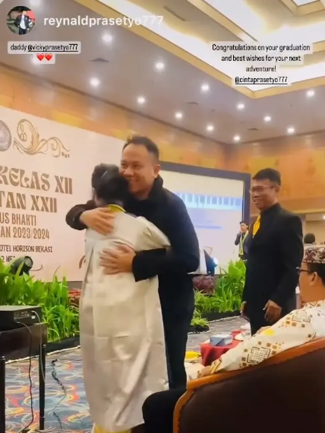 7 Potret Vicky Prasetyo Temani Anak Wisuda SMA, Kompak Bareng Mantan Istri