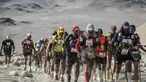 Para peserta berjalan saat mengikuti lomba marathon sejauh 250 kilometer di Gurun Ica, Kamis (30/11/2017). Marathon yang terbagi dalam enam tahapan ini diprediksi akan berakhir pada 4 Desember. (AFP/Jean-Philippe Ksiazek)