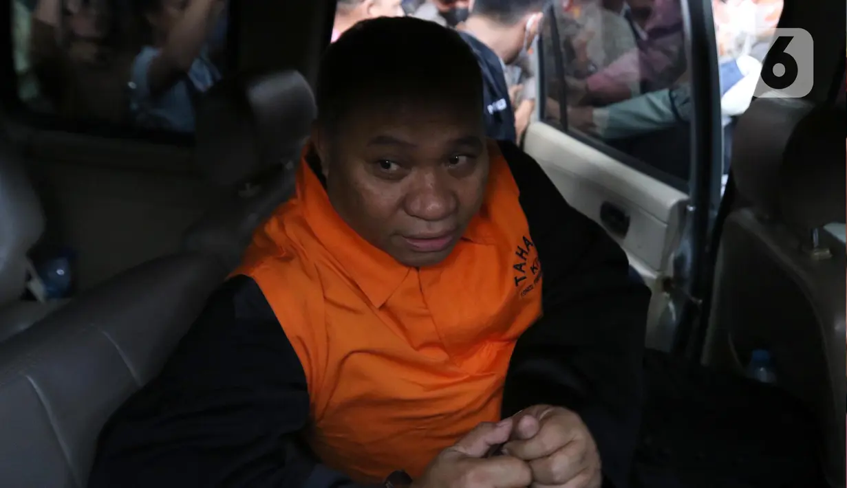 Pengacara Gubernur non-aktif Provinsi Papua Lukas Enembe, Stefanus Roy Rening (rompi oranye) berada dalam mobil tahanan di Gedung Merah Putih Komisi Pemberantasan Korupsi (KPK), Jakarta, Selasa (9/5/2023). (Liputan6.com/Helmi Fithriansyah)