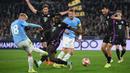 Pemain Bayern Munchen, Dayot Upamecano (ketiga kiri) melakukan pelanggaran terhadap pemain Lazio, Gustav Isaksen (kiri) di dalam kotak penalti pada laga leg pertama 16 besar Liga Champions 2023/2024 di Olympic Stadium, Roma, Italia, Kamis (15/02/2024) WIB. (AFP/Alberto Pizzoli)
