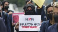 Mahasiswa yang tergabung dalam BEM Institut Pertanian Bogor menunjukkan poster saat melakukan aksi unjuk rasa di jalan Kuningan Persada sekitar Gedung Merah Putih KPK, Jakarta, Rabu (2/6/2021). Mereka menolak TWK dan pelantikan pegawai KPK menjadi ASN. (Liputan6.com/Helmi Fithriansyah)
