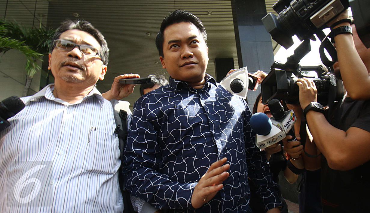 Anak Bupati Klaten nonaktif Sri Hartini, Andy Purnomo usai diperiksa KPK, Jakarta, Rabu (25/1). Andy diperiksa sebagai saksi terkait kasus dugaan suap promosi jabatan di Pemkab Klaten untuk tersangka SHT (Sri Hartini). (Liputan6.com/Helmi Afandi)