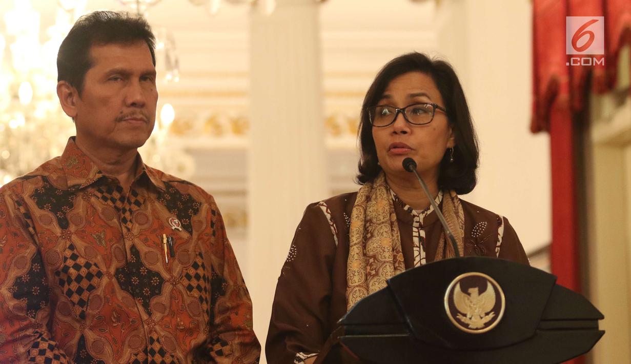 Menteri Keuangan (Menkeu) Sri Mulyani (kanan) didampingi MenPANRB Asman Abnur memberi keterangan terkait THR di Istana Negara, Jakarta, Rabu (23/5). (Liputan6.com/Angga Yuniar)