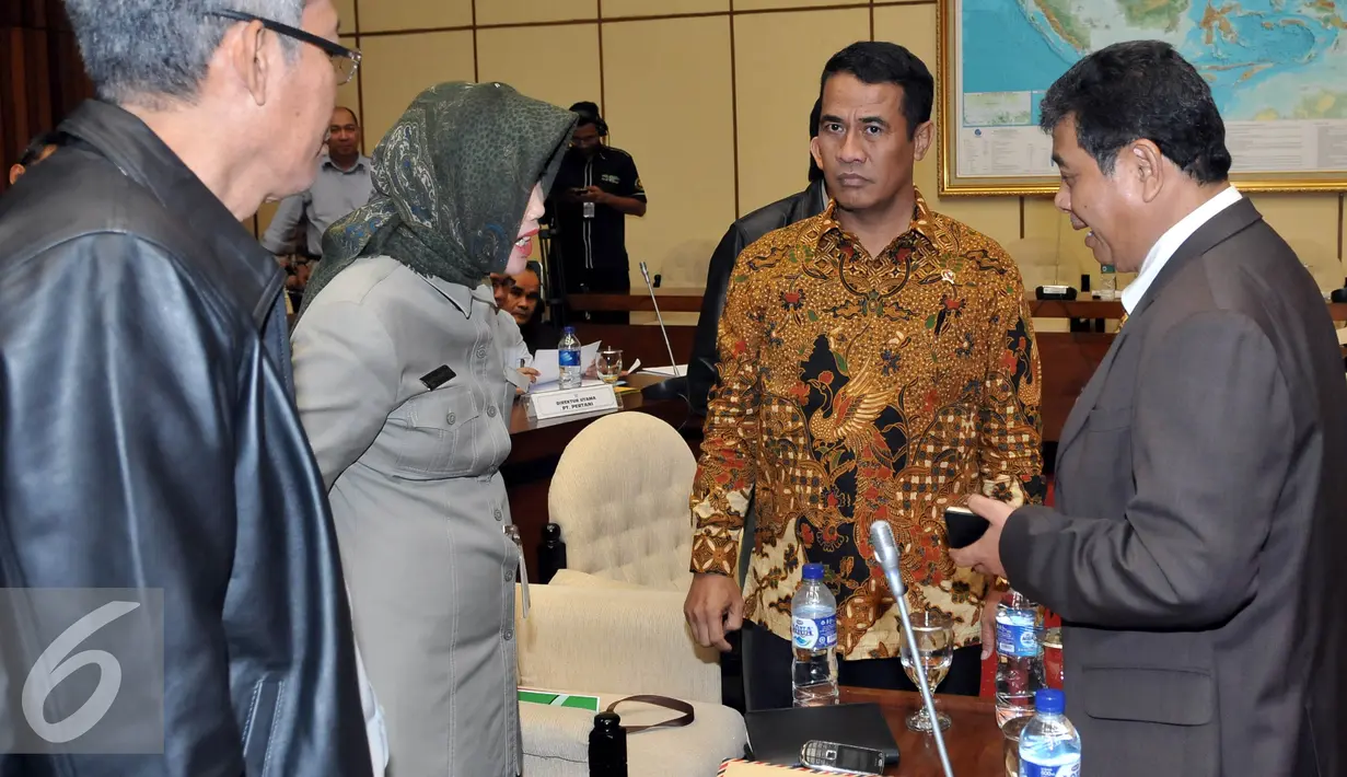 Mentan, Amran Sulaiman usai raker dengan Komisi IV DPR, di Kompleks Parlemen, Jakarta, Kamis (14/4). Rapat membahas RUU Prioritas dalam Prolegnas, Evaluasi Kinerja dan Serapan anggaran triwulan I Tahun 2016. (Liputan6.com/Johan Tallo)