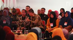 Presiden Joko Widodo berbincang dengan Mensos ‎Agus Gumiwang Kartasasmita saat menyalurkan bansos Program Keluarga Harapan (PKH) dan Bantuan Pangan Non Tunai (BPNT) kepada seribu warga Depok, Jawa Barat, Selasa (12/2). (Liputan6.com/Herman Zakharia)