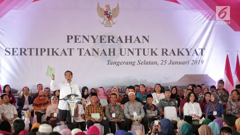 Jokowi Bagikan Sertifikat Tanah