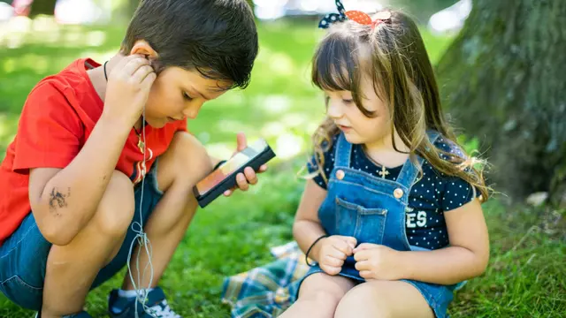 Anak-anak bermain gadget