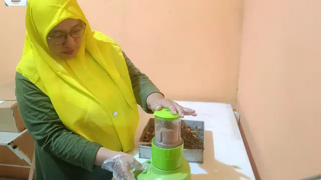 Proses pembuatan kopi okra di Pekanbaru.