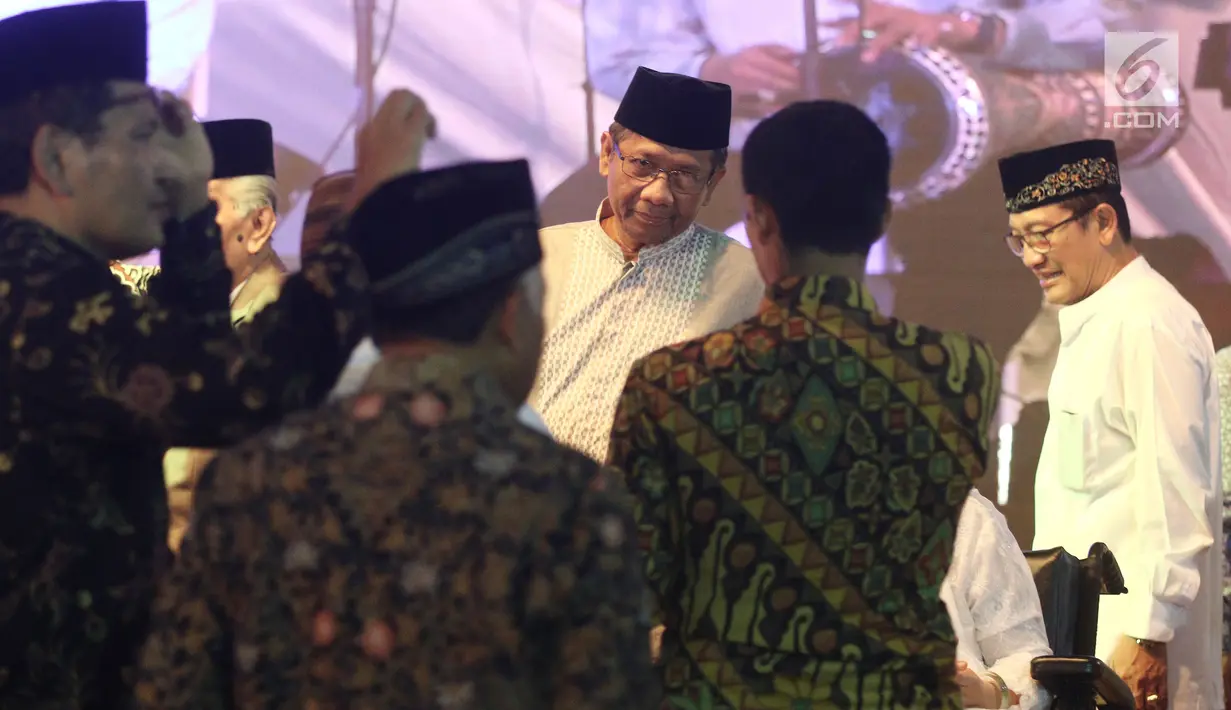 Mantan Ketua MK, Mahfud MD dan Wagub Jawa Timur Saifullah Yusuf saat diatas panggung dalam peringatan Sewindu Haul Gus Dur di Jakarta, Jumat (22/12). Peringatan tersebut mengangkat tema Semua Demi Bangsa dan Negara. (Liputan6.com/Herman Zakharia)