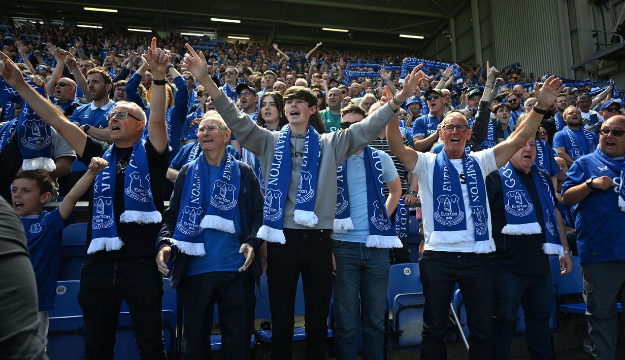 Para suporter Everton memberikan dukungan kepada timnya dalam laga lanjutan Liga Inggris 2024/2025 melawan Southampton di Goodison Park, Liverpool, Inggris, Minggu (18/05/2025) waktu setempat. (AFP/Paul Ellis)