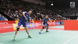 Pebulu tangkis ganda campuran Indonesia Tontowi Ahmad/Liliyana Natsir melakukan servis ke arah rival senegara, Riky Widianto/Masita Mahmudin di laga pertama Indonesia Masters 2018, Selasa (23/1). Owi/Butet menang 23-21, 21-17. (Liputan6.com/Angga Yuniar)