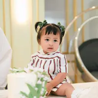 Lihat di sini gaya imut baby Lily, anak ketiga Nagita Slavina dan Raffi Ahmad, di perayaan ulang tahun pertamanya. [@raffinagita1717].