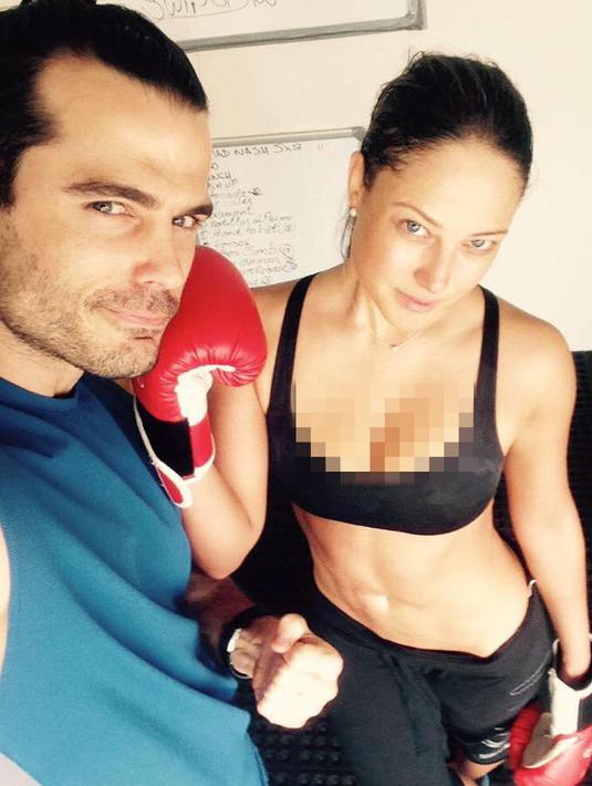 Vanessa Huppenkothen bersama pelatih tinjunya. (Facebook.com/vanehuppoficial)