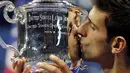 Petenis nomor satu dunia, Novak Djokovic, menjadi juara di turnamen Grand Slam AS Terbuka 2015 setelah mengalahkan Roger Federer pada partai final di lapangan Stadion Arthur Ashe, Senin (14/8/2015) pagi WIB. (Reuters/Carlo Allegri)