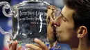 Petenis nomor satu dunia, Novak Djokovic, menjadi juara di turnamen Grand Slam AS Terbuka 2015 setelah mengalahkan Roger Federer pada partai final di lapangan Stadion Arthur Ashe, Senin (14/8/2015) pagi WIB. (Reuters/Carlo Allegri)