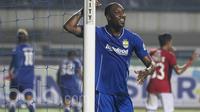Striker Persib Bandung, Carlton Cole, saat laga uji coba melawan Bali United di Stadion GBLA Bandung, Jawa Barat, Sabtu (8/4/2017). (Bola.com/Vitalis Yogi Trisna)