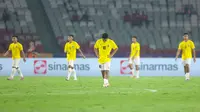 Ekspresi kecewa pemain Brunei setelah dibobol pemain Timnas Indonesia U-23 dalam laga Grup A Piala AFF U-23 2025 di Stadion Utama Gelora Bung Karno (SUGBK), Senayan, Jakarta, Selasa (15/07/2025). (Bola.com/M Iqbal Ichsan)