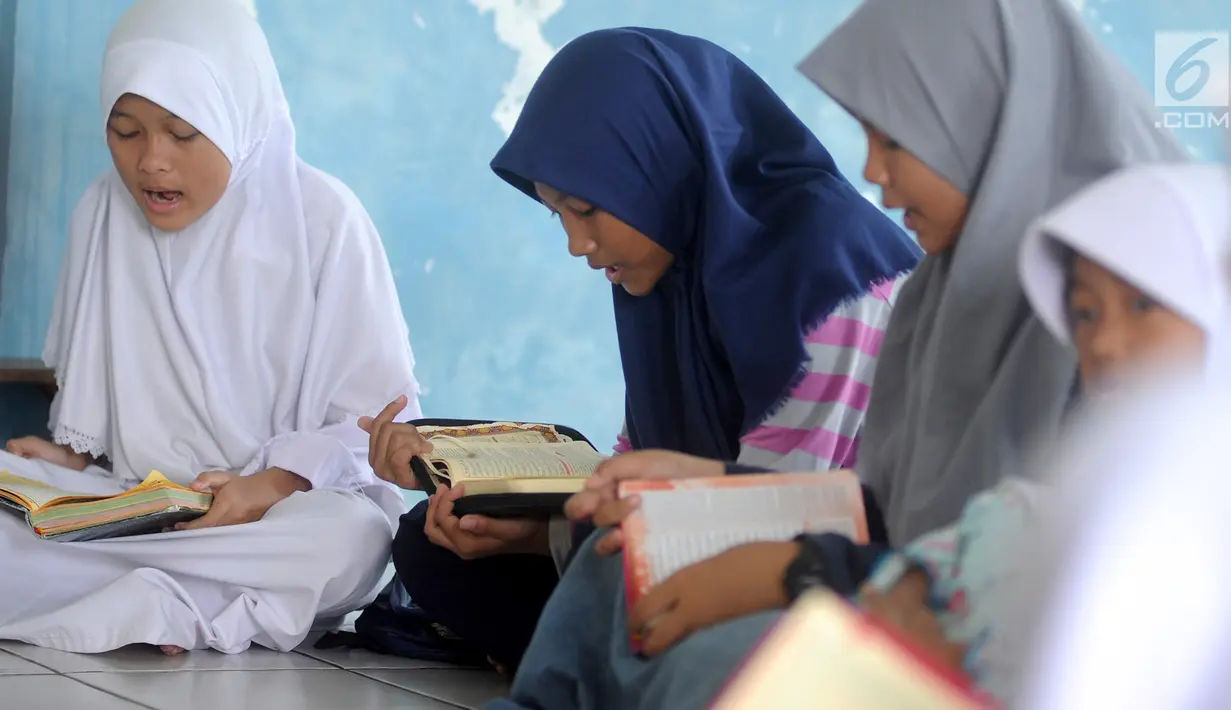 Anak-anak membaca kitab suci Al-Quran di Kampung Quran Alkholidin Cinere,  Depok, Senin (13/5/2019). Momentum bulan Ramadhan 1440 H dimanfaatkan anak-anak usai pulang sekolah untuk membaca dan menghapal Quran secara bersama-sama untuk menambah amalan ibadah puasa. (merdeka.com/Arie Basuki)