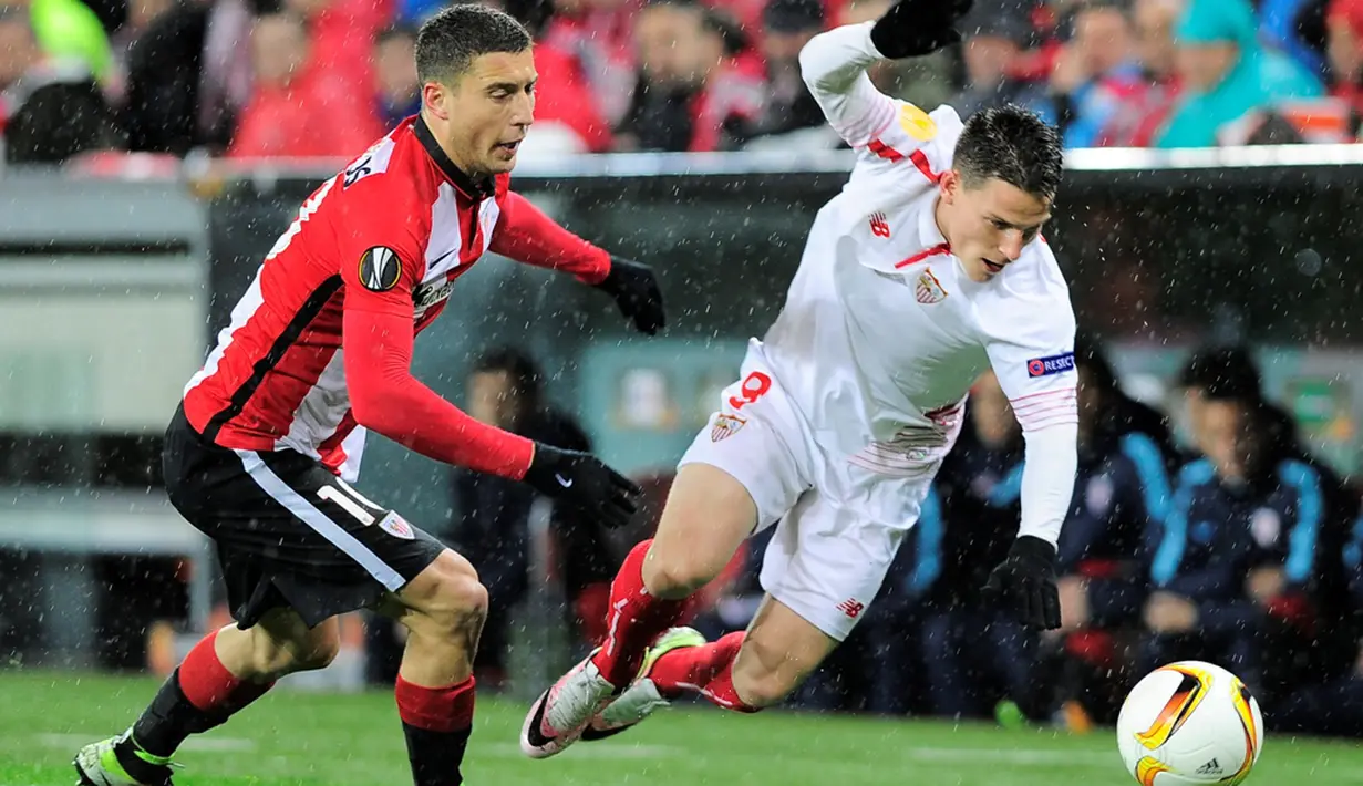 Perebutan bola antara pemain Athletic Bilbao dan Sevilla pada laga leg pertama perempat final Liga Europa di Stadion San Mames, Bilbao, Jumat (8/4/2016) dini hari WIB. (AFP/Ander Gillenea)