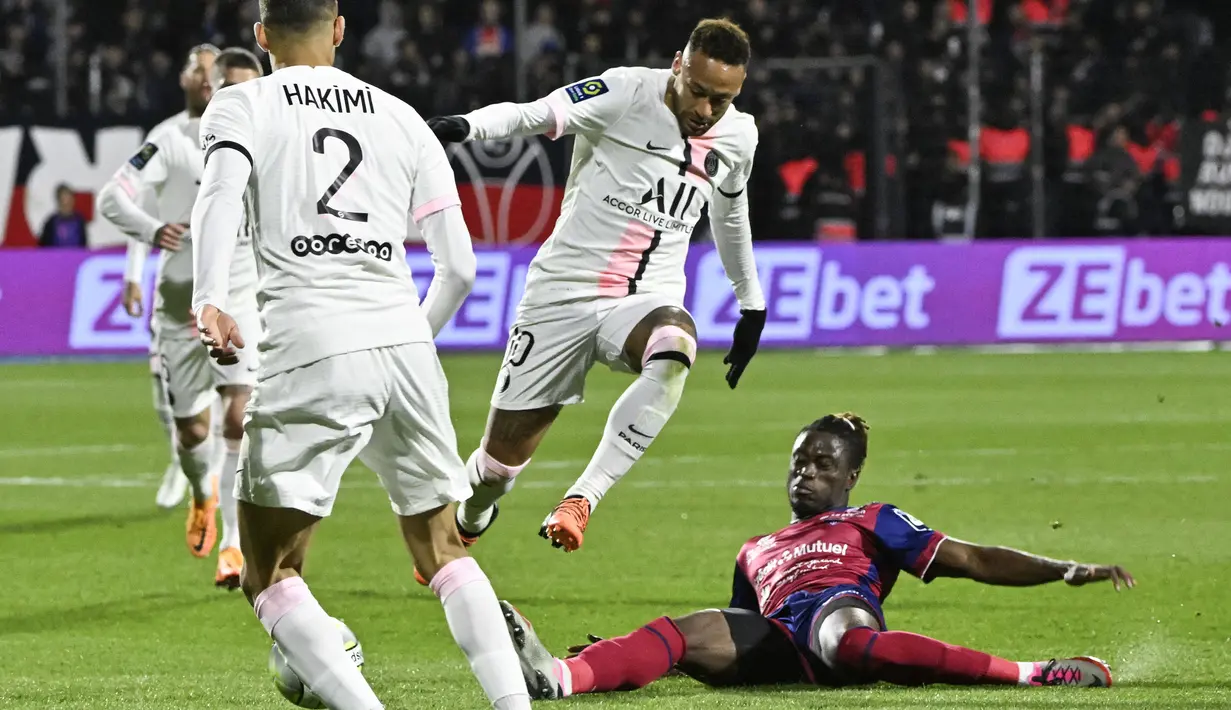Tiga menit berselang, giliran Neymar yang menyempurnakan hattricknya. Melalui serangan balik, Mbappe yang lolos kebakan offside mengirimkan umpan tarik ke Neymar yang tidak terkawal, dan sang penyerang sukses melakukan tap in ke gawang kosong Clermont. (AFP/Thierry Zoccolan)