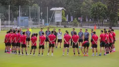 Pelatih kepala Timnas Indonesia, Shin Tae-yong (tengah) memimpin latihan menjelang laga leg pertama Kualifikasi Piala Dunia 2026 zona Asia melawan Brunei Darussalam di Lapangan A Kompleks Stadion Utama Gelora Bung Karno (SUGBK), Senayan, Jakarta, Senin (09/10/2023). (Bola.com/Bagaskara Lazuardi)