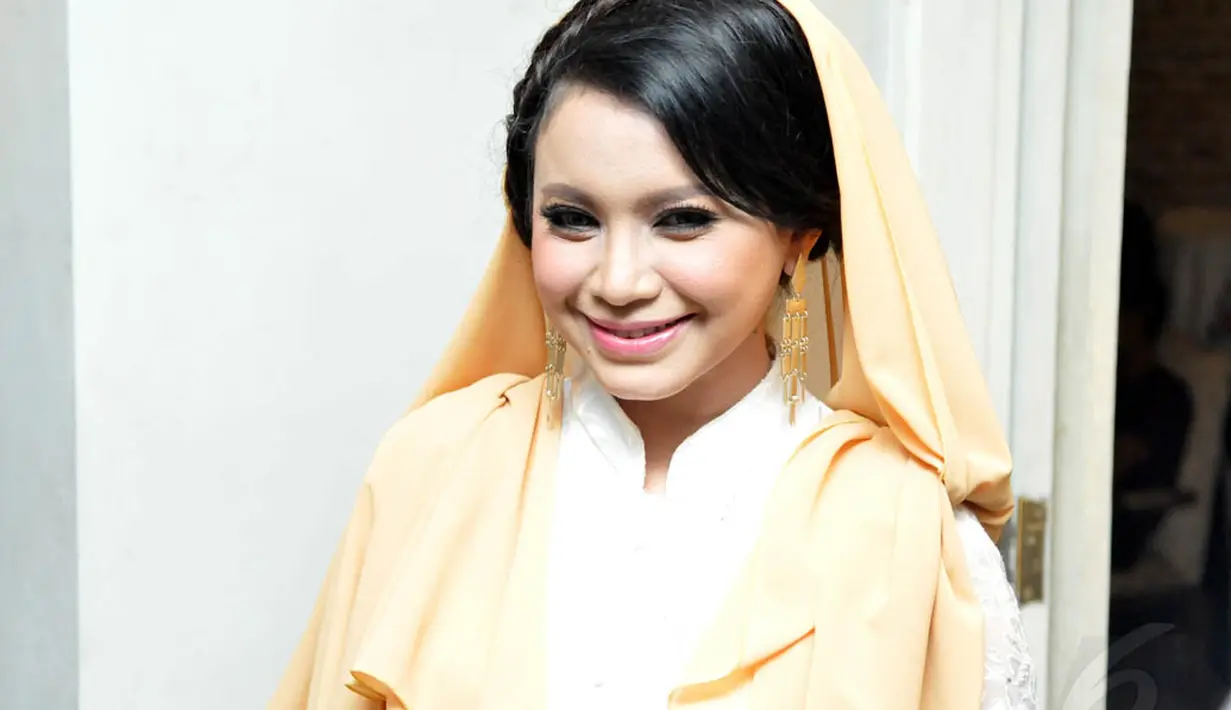 Penyanyi Rossa menjalani ibadah puasa tahun ini sendrian tampa ditemani sang buang hati. (Liputan6.com/Panji Diksana)