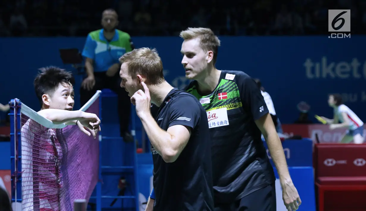 Ganda putra Indonesia, Kevin Sanjaya Sukomuljo berbincang ke Mads Conrad Petersen/Mads Pieter Kolding (Denmark) di 8 besar Indonesia Open 2018, Istora GBK, (6/7). Kevin/Marcus unggul 20-22, 22-20, 21-18. (Liputan6.com/Helmi Fithriansyah)