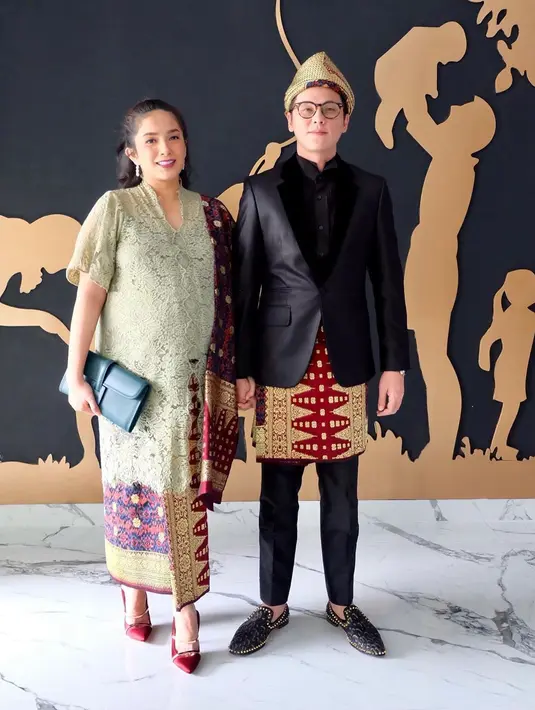 Alasan Ussy ngambek dan pergi dari rumah adalah Andhika yang terus berbohong soal rokok. Akhirnya Ussy tak kuasa menahan dan pergi keluar dari rumahnya bersama anak-anak. (Instagram/ussypratama)