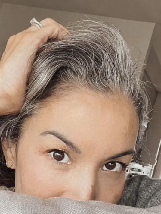 <p>Nadya Hutagalung kini tinggal bersama keluarganya di Australia. Ia pun tanpa ragu membagikan rambut berubahnnya di Instagram pribadinya. Nampak bagian depannya kini beruban. @nadyahutagalung</p>