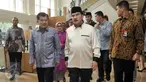 Wapres Jusuf Kalla disambut Antasari Azhar, Tangerang Selatan, Sabtu (26/11). Jusuf Kalla hadiri acara syukuran yang digelar mantan Ketua KPK, Antasari Azhar pascabebas dari penjara di Hotel Grand Zuri BSD, Kota Tangsel. (Liputan6.com/Yoppy Renato)