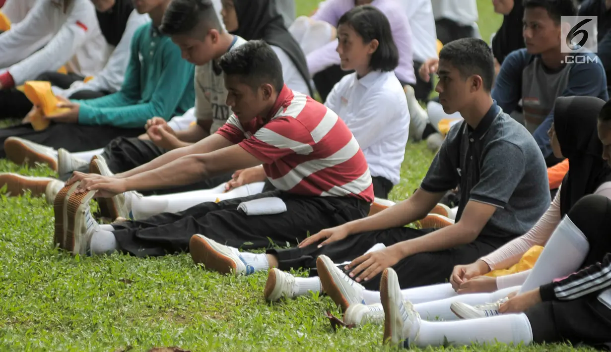 Sejumlah calon Paskibraka saat jeda istirahat dalam sesi latihan di PPPON, Cibubur, Jakarta, Senin (31/7). Memasuki hari ke-7, calon Paskibraka matangkan latihan menaikan bedera. (Liputan6.com/Yoppy Renato)