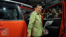 Wakil Presiden Jusuf Kalla mencoba salah satu mobil yang dipajang dalam Pameran Indonesia Internasional Motor Show 2015 di JI Expo Kemayoran, Jakarta, Rabu (19/8/2015). Sekitar 50 merek kendaraan ikut dalam pameran ini. (Liputan6.com/Helmi Fithriansyah) 