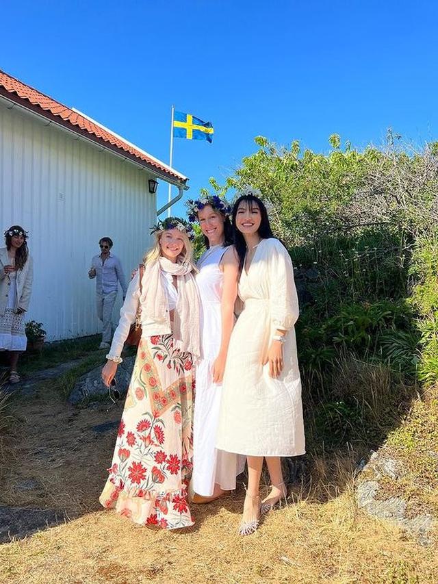 7 Potret Seru Raline Shah Rayakan Festival Midsommar di Swedia Ini Tampil Menawan