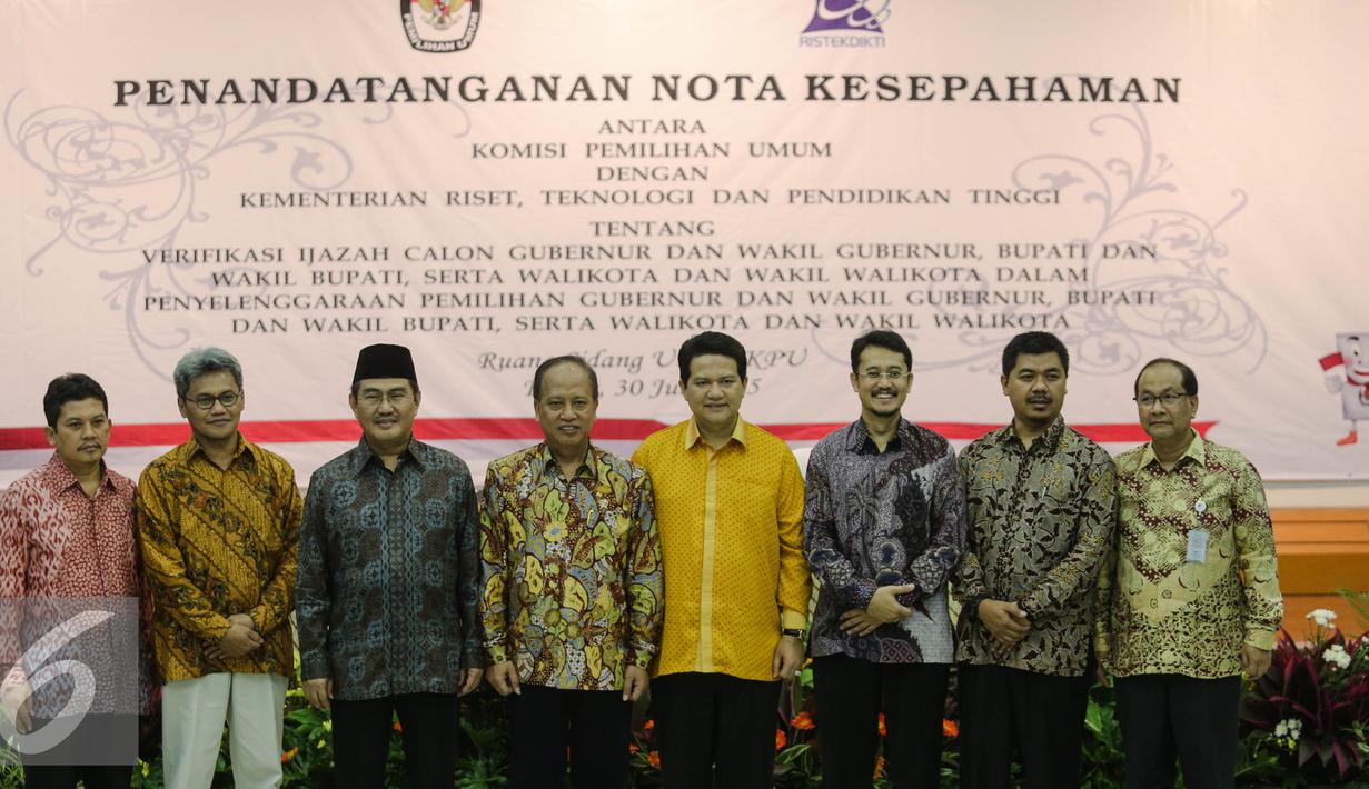 Mohammad Nasir (keempat kiri) berfoto bersama dengan Husni Kamil (keempat kanan) usai menandatangani nota kesepahaman di Kantor KPU, Jakarta, Kamis (30/7/2015). (Liputan6.com/Faizal Fanani)