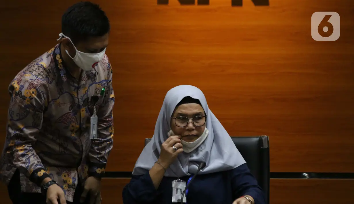Wakil Ketua KPK, Lili Pintauli Siregar (kanan) menyampaikan rilis penahanan tersangka kasus suap kerjasama pengangkutan bidang pelayaran di Gedung KPK, Jakarta, Jumat (26/6/2020). Direktur PT Humpuss Transportasi Kimia (HTK) Taufik Agustono resmi ditahan KPK. (Liputan6.com/Helmi Fithriansyah)