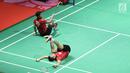Ganda putra Indonesia, Ricky Karandasuwardi/Angga Pratama terjatuh saat melawan He Jiting/Tan Qiang (China) pada 32 besar Indonesia Open 2018 di Istora GBK, Jakarta, Rabu (4/7). Ricky/Angga unggul 16-21, 21-17, 26-24. (Liputan6.com/Helmi Fithriansyah)
