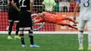 Kiper Meksiko Guillermo Ochoa gagal menghentikan tendangan penalti pemain Argentina Leandro Paredes dalam laga persahabatan di Alamodome, San Antonio, Texas, Amerika Serikat, Selasa (10/9/2019). Argentina menang 4-0 atas hattrick Lautaro Martinez. (AP Photo/Eric Gay)