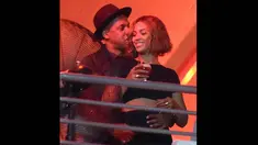 Beyonce dan Jay Z terlihat mesra di belakang panggung di Made In America Festival, Senin (1/9/14). (Dailymail)