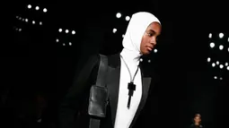 Model mengenakan hijab modern dan busana koleksi terbaru merek legendaris Paris, Lanvin pada Paris Fashion Week Fall/Winter 2018/2019, Rabu (28/2). Hijab itu menyerupai hijab instan atau yang biasa disebut ciput ninja di Indonesia. (AP/Kamil Zihnioglu)