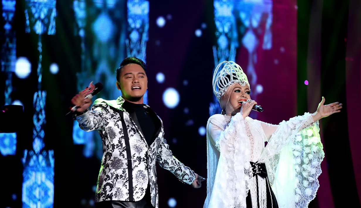 Dengan iringan harpa dari Maya Hasan, Danang dan Iyeth Bustami membawakan lagu ‘Sabda Cinta’. Danang pun sanggup membuat penyanyi terkenal Iyeth Bustami terkagum-kagum dibuatnya. (Andy Masela/Bintang.com)