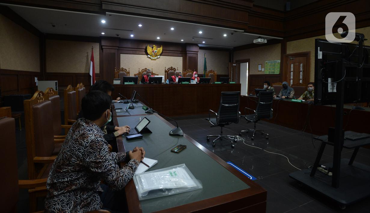 Suasana sidang dengan agenda pembacaan putusan gugatan polusi udara di Pengadilan Negeri Jakarta Pusat, Jakarta, Kamis (16/9/2021). Dalam amar putusannya, hakim menyatakan pemerintah selaku tergugat telah melakukan perbuatan melawan hukum. (merdeka.com/Imam Buhori)