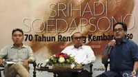 Rikrik Kusmara, Tubagus Sukmana, dan Marthen Slamet dalam diskusi pembukaan pameran tunggal karya maestro Srihadi Soedarsono. 