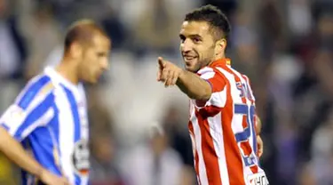 Atletico Madrid&#039;s Portuguese Simao Sabrosa (R) celebrates after scoring against Deportivo Coruna during their Spanish league football match at the Riazor Stadium in La Coruna, on April 12, 2009. AFP PHOTO / MIGUEL RIOPA 