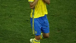 Penyerang Swedia, Zlatan Ibrahimovic kecewa usai pertandingan grup E piala Eropa 2016 di Stade de Nice, Prancis, (22/6). Zlatan Ibrahimovic resmi pensiun dari timnas setelah Swedia tersingkir dari Piala Eropa 2016 di Prancis. (REUTERS / Yves Herman)