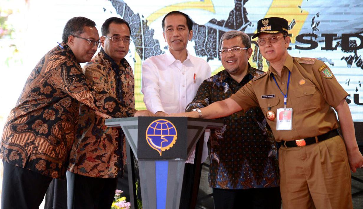 Presiden Joko Widodo (Jokowi) bersama Menhub Budi Karya Sumadi dan Gubernur Jawa Barat, Ahmad Heryawan meresmikan secara simbolis Groundbreaking proyek Pembangunan Jalur Ganda Kereta Api Bogor-Sukabumi di Cicurug, Sukabumi, Jumat (15/12). (dok. Setpres)