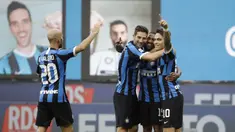 Pemain Inter Milan Ashley Young (tengah) merayakan bersama rekan-rekannya usai mencetak gol ke gawang Brescia pada pertandingan Serie A di Stadion San Siro, Milan, Italia, Rabu (1/7/2020). Inter Milan menaklukkan Brescia dengan skor 6-0. (AP Photo/Luca Bruno)