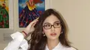 Mahalini melengkapi tampilannya dengan kacamata clear model square. Ia juga mengenakan anting-anting gold berukuran besar.  [@mahaliniraharja]
