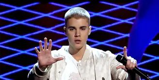 Dikagumi banyak orang, seorang selebriti harusnya senang dan bersikap ramah dengan penggemarnya. Hal ini sepertinya tak terjadi dengan Justin Bieber saat disapa fansnya, ‘Belibers’. (AFP/Bintang.com)